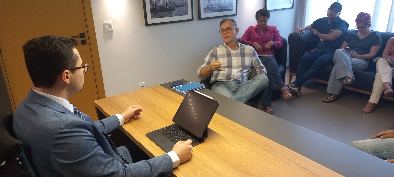 O secretário destacou a relevância da parceria entre a Prefeitura e os cartórios