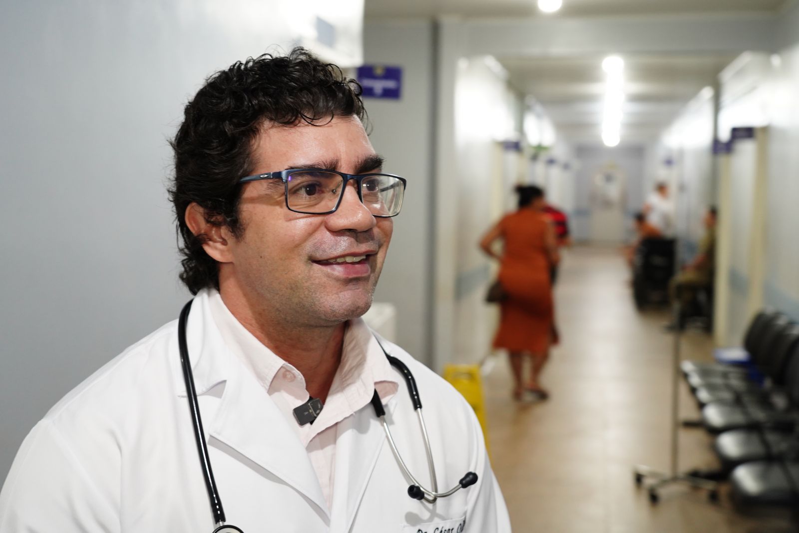 De acordo com o médico César Oliveira, diretor técnico da unidade, é fundamental que os pacientes compreendam como funciona o procedimento de atendimento