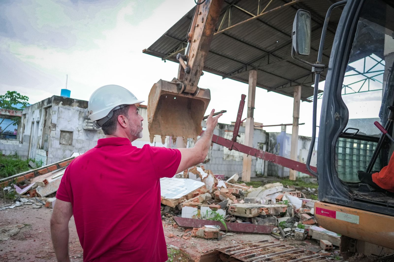 Todo o prédio antigo já foi demolido, marcando o início de uma nova fase para a área