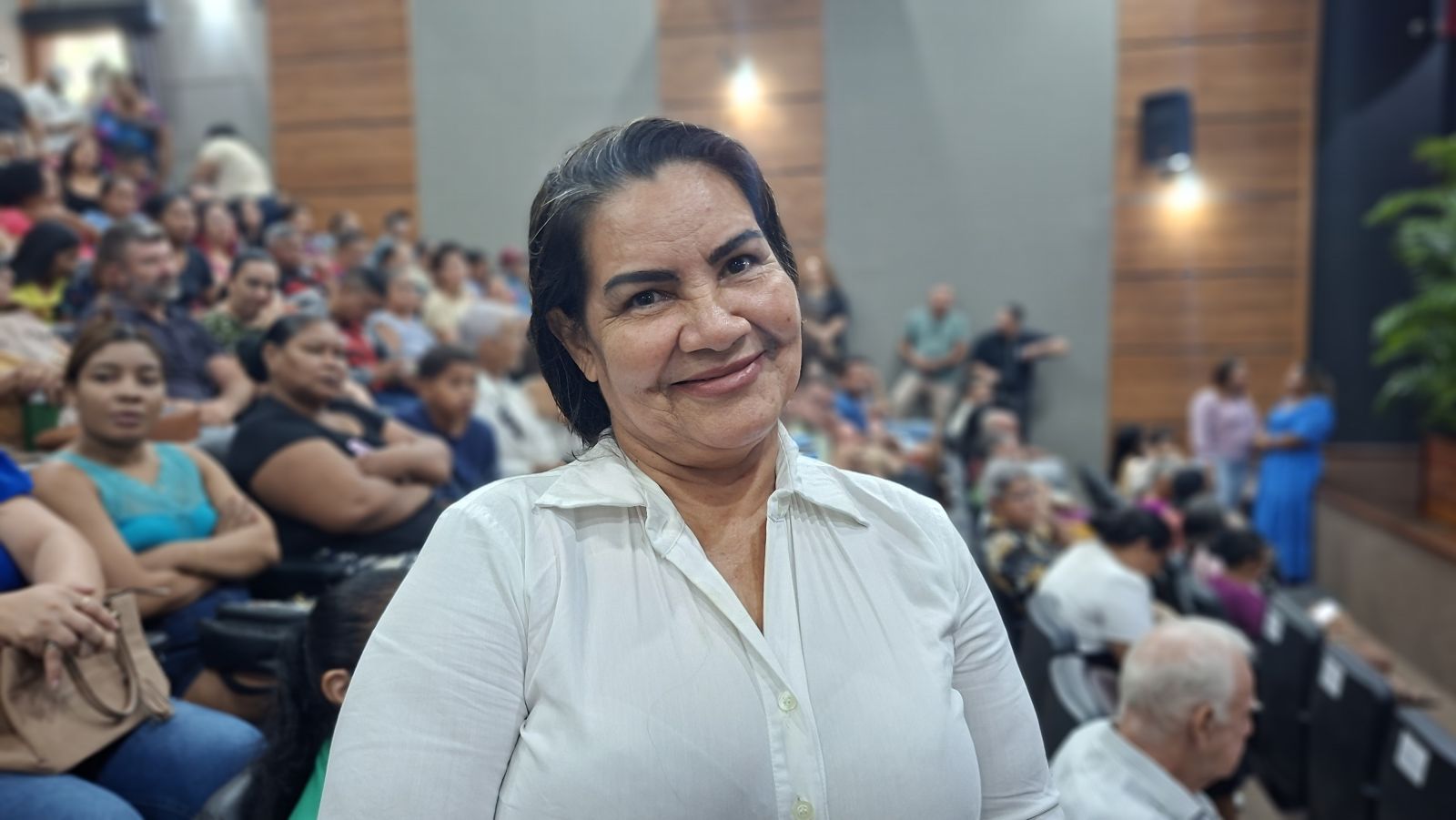 Edinelza fez questão de acompanhar a entrega, e aguarda ansiosa por sua vez de receber o documento