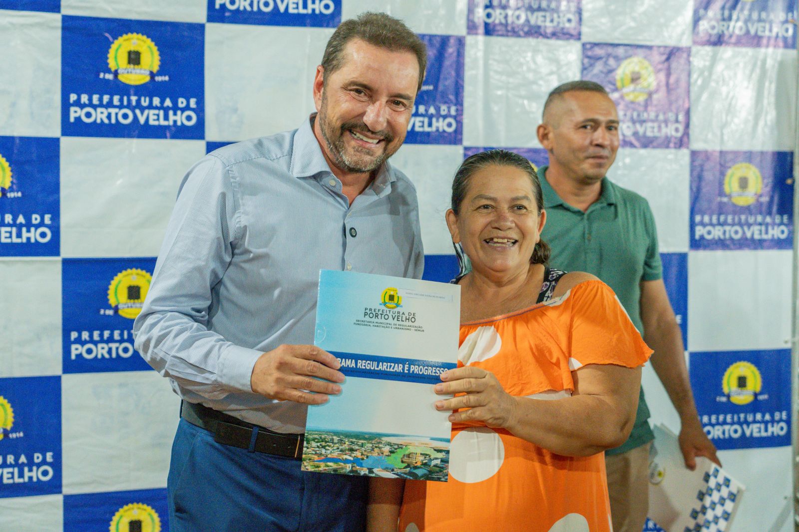 O prefeito de Porto Velho esteve presente durante o ato de entrega dos títulos