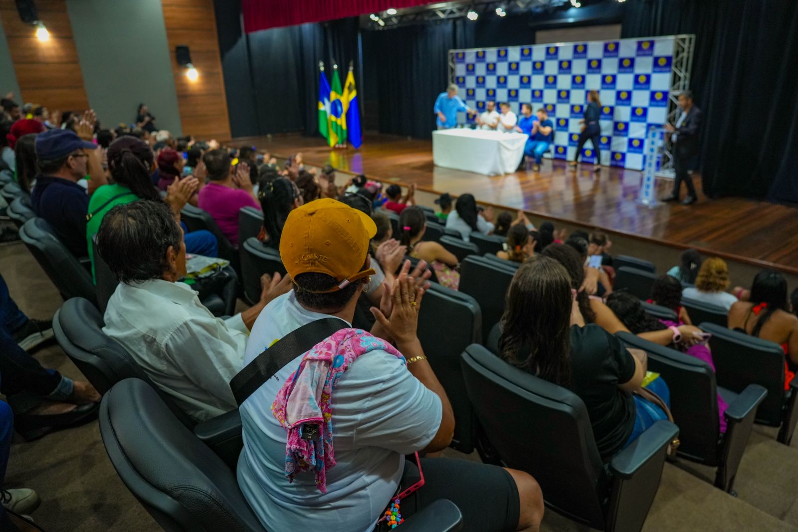 Solenidade de entrega das chaves reuniu os contemplados no Teatro Banzeiros