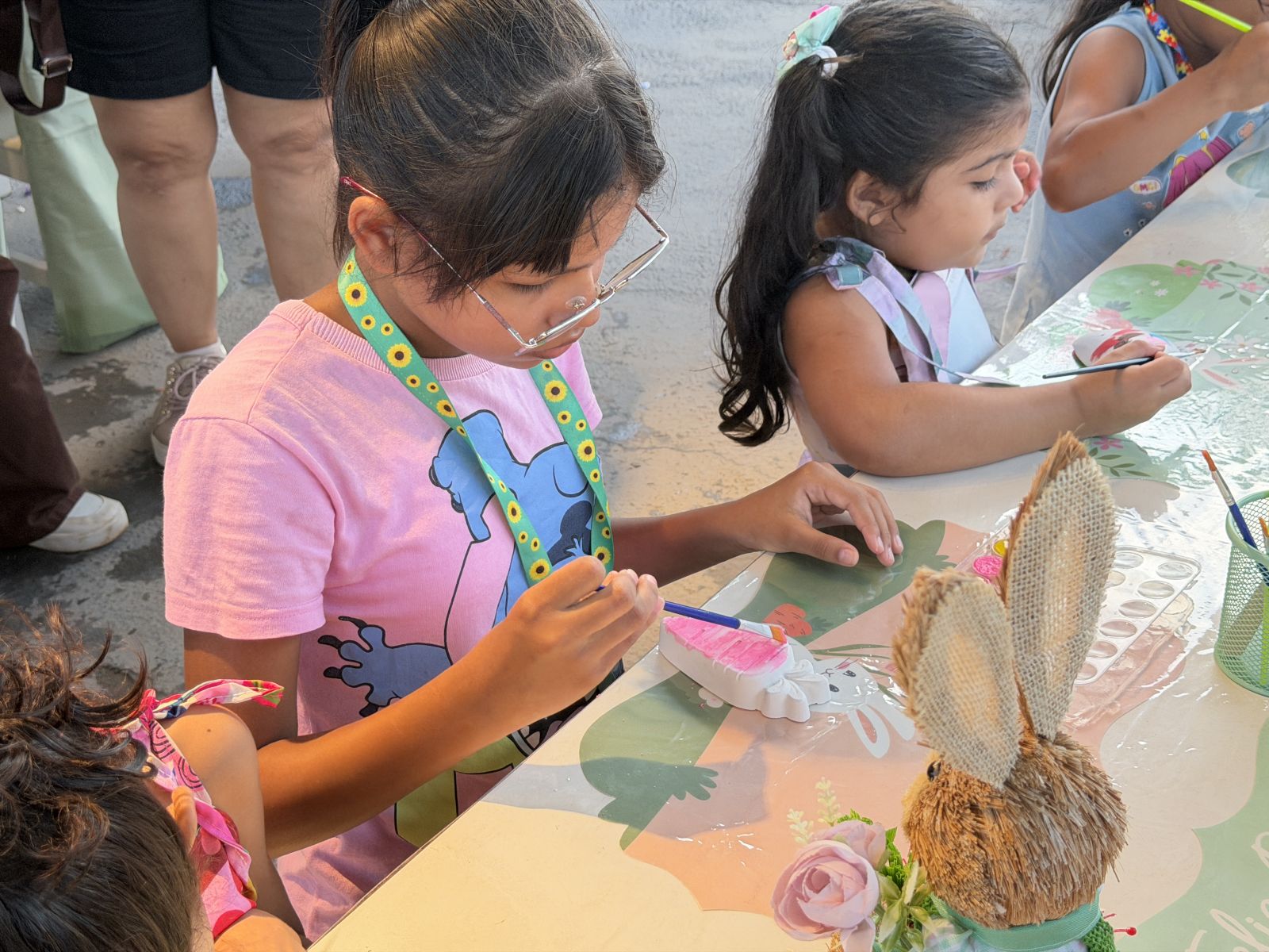 Durante a oficina, os participantes recebem ovos e diversos itens decorativos