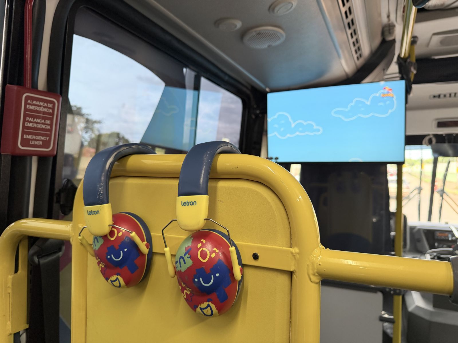 O veículo é equipado com ar-condicionado, abafadores de som, Wi-Fi e elevador de acessibilidade