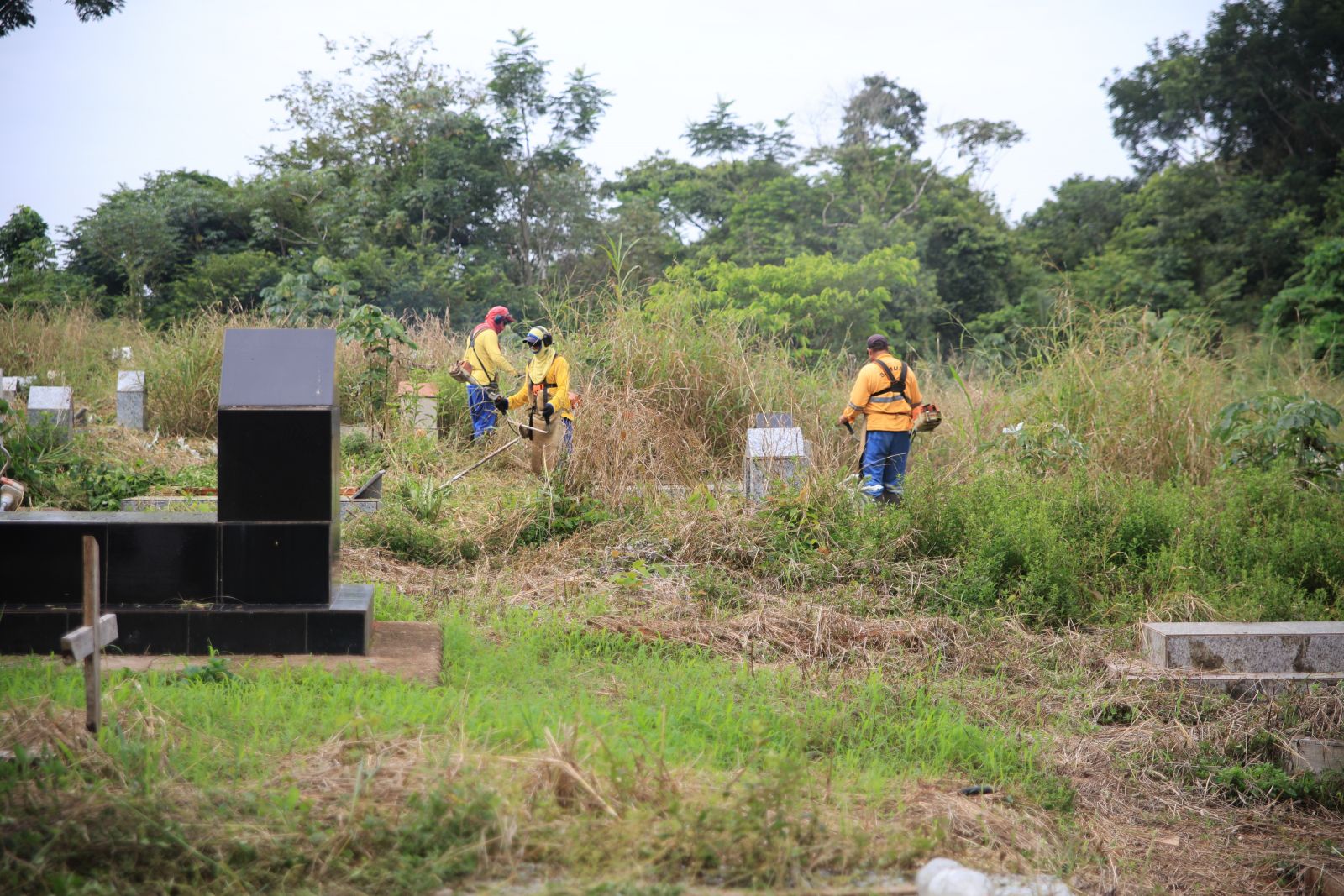 Equipes responsáveis pelos serviços de manutenção estiveram no Cemitério Santo Antônio