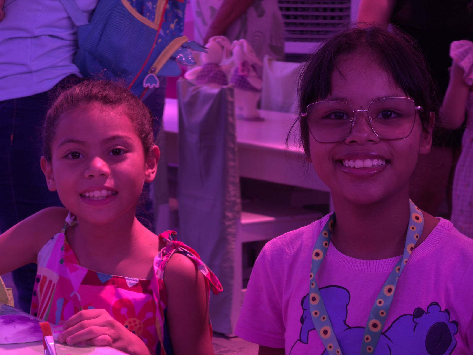  Maria Clara e Maria Eduarda se concentravam nos detalhes enquanto dava vida a um ovo de Páscoa com pinceladas coloridas