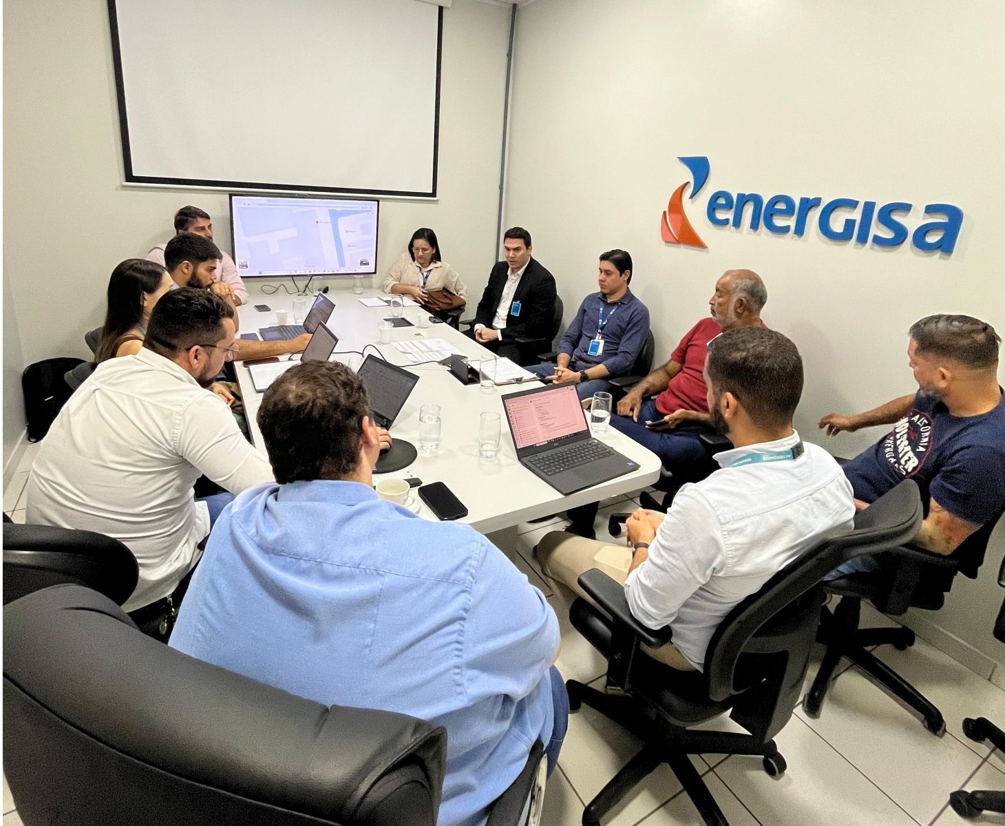 Representantes da secretaria realizaram reunião com gestores da concessionária para tratar do atendimento à rede municipal de ensino